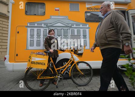 A supporter of Szymon Holownia, an independent candidate for the Presidential Election 2020, poses for a picture in front of Holownia's election campervan, in Krakow's Main Market Square. On June 8, 2020, in Krakow, Lesser Poland Voivodeship, Poland. (Photo by Artur Widak/NurPhoto) Stock Photo