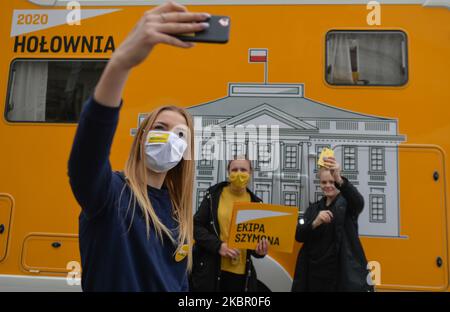 Supporters of Szymon Holownia, an independent candidate for the Presidential Election 2020, pose for a selfie with Holownia 2020 election campervan, in Krakow's Main Market Square. On June 8, 2020, in Krakow, Lesser Poland Voivodeship, Poland. (Photo by Artur Widak/NurPhoto) Stock Photo