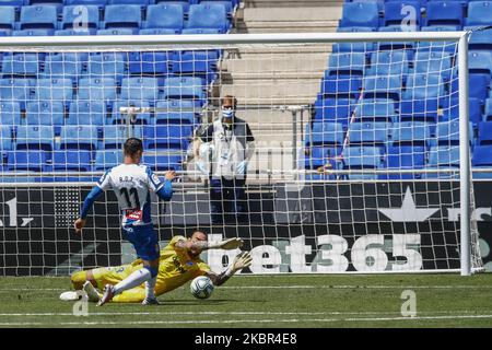 https://l450v.alamy.com/450v/2kbr4e8/11-raul-de-tomas-rdt-of-rcd-espanyol-and-13-roberto-jimenez-of-deportivo-alaves-during-la-liga-match-between-rcd-espanyol-and-deportivo-alaves-at-first-match-after-coronavirus-break-and-in-closed-doors-at-rcd-stadium-on-june-13-2020-in-cornella-spain-photo-by-xavier-bonillanurphoto-2kbr4e8.jpg