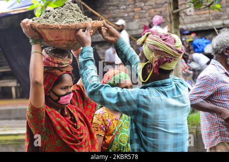 Daily Labors wearing facemask works at a road construction site during the coronavirus outbreak in Dhaka, Bangladesh, on June 13, 2020 (Photo by Mamunur Rashid/NurPhoto) Stock Photo