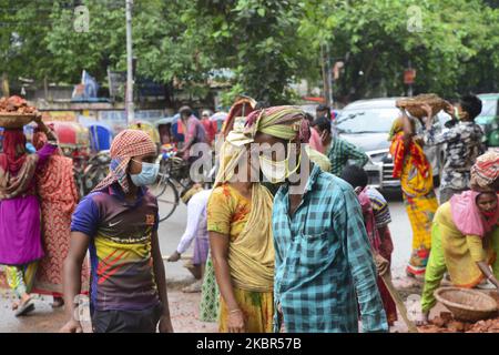 Daily Labors wearing facemask works at a road construction site during the coronavirus outbreak in Dhaka, Bangladesh, on June 13, 2020 (Photo by Mamunur Rashid/NurPhoto) Stock Photo