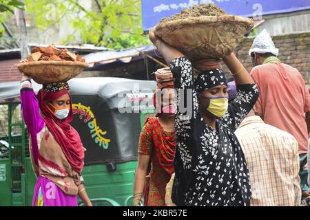 Daily Labors wearing facemask works at a road construction site during the coronavirus outbreak in Dhaka, Bangladesh, on June 13, 2020 (Photo by Mamunur Rashid/NurPhoto) Stock Photo