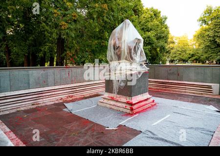 A view of the statue of Indro Montanelli covered after it was vandalised with red paint in the park dedicated to him on June 14, 2020 in Milan, Italy. It’s the first statue to be damaged in Italy since the wave of anti-racism protests around the world following the George Floyd death in the USA. (Photo by Alessandro Bremec/NurPhoto) Stock Photo