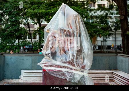 A view of the statue of Indro Montanelli covered after it was vandalised with red paint in the park dedicated to him on June 14, 2020 in Milan, Italy. It’s the first statue to be damaged in Italy since the wave of anti-racism protests around the world following the George Floyd death in the USA. (Photo by Alessandro Bremec/NurPhoto) Stock Photo