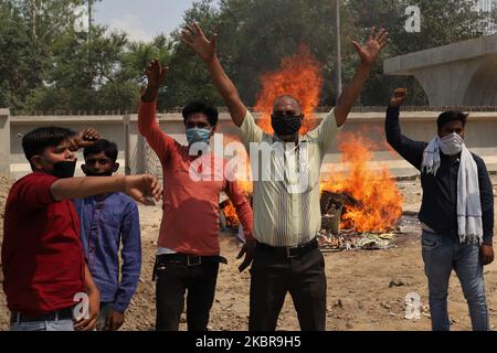 Indians Protesters shout slogans during a protest against Chinese President Xi Jinping in Gurugram on the outskirts of New Delhi, India on 17 June 2020. Seventeen Indian Army soldiers have succumbed to their injuries suffered during the India-China face-off at Galwan Valley in Eastern Ladakh, taking the casualty figure on the Indian side to 20. (Photo by Nasir Kachroo/NurPhoto) Stock Photo