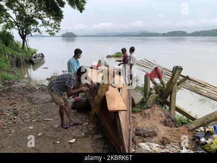 Fishermen making a boat in the banks of Brahmaputra river, in Guwahati, Assam, India on Thursday, June 25, 2020. (Photo by David Talukdar/NurPhoto) Stock Photo