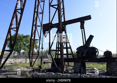 ALBANIA, Kuçova, named Stalin city from 1950 to1991,crude oil field and drilling pump from communist era, still operating and polluting the environment / ALBANIEN, Kucova, von 1950 bis 1991 Qyteti Stalin, Stalinstadt, Erdoelfoerderung, alte Oelfoerderpumpe, die heute noch zur Ölförderung in Betrieb sind Stock Photo