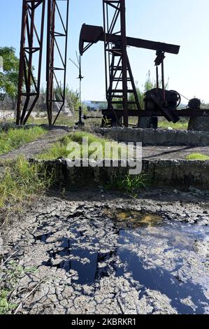 ALBANIA, Kuçova, named Stalin city from 1950 to1991,crude oil field and drilling pump from communist era, still operating and polluting the environment / ALBANIEN, Kucova, von 1950 bis 1991 Qyteti Stalin, Stalinstadt, Erdoelfoerderung, alte Oelfoerderpumpe, die heute noch zur Ölförderung in Betrieb sind Stock Photo