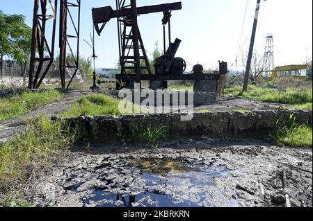 ALBANIA, Kuçova, named Stalin city from 1950 to1991,crude oil field and drilling pump from communist era, still operating and polluting the environment / ALBANIEN, Kucova, von 1950 bis 1991 Qyteti Stalin, Stalinstadt, Erdoelfoerderung, alte Oelfoerderpumpe, die heute noch zur Ölförderung in Betrieb sind Stock Photo