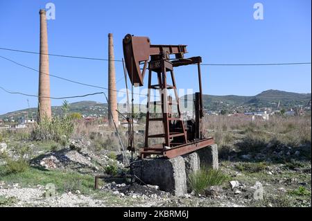 ALBANIA, Kuçova, named Stalin city from 1950 to1991,crude oil field and drilling pump from communist era, still operating and polluting the environment / ALBANIEN, Kucova, von 1950 bis 1991 Qyteti Stalin, Stalinstadt, Erdoelfoerderung, alte Oelfoerderpumpe, die heute noch zur Ölförderung in Betrieb sind Stock Photo