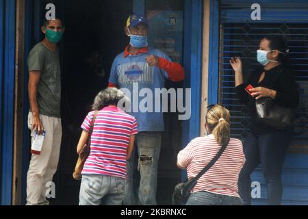 Venezuelans pass through the streets in search of food, at the risk of contagion from Covid-19 in the city of Maracaibo, Venezuela on June 26, 2020. In the last 24 hours, 84 positive cases have been registered, according to official figures, Zulia has 578 positive cases and is the second state with the most infections. The Mayor of the state capital indicated that there are 600 positive rapid tests, and that they only await the results of the molecular tests to confirm the increase in the pandemic. The board of directors of the state College of Physicians has declared that the entity is on 'Re Stock Photo