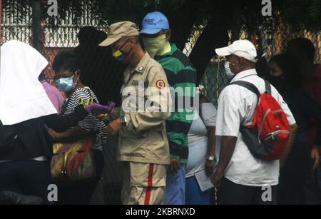 Venezuelans pass through the streets in search of food, at the risk of contagion from Covid-19 in the city of Maracaibo, Venezuela on June 26, 2020. In the last 24 hours, 84 positive cases have been registered, according to official figures, Zulia has 578 positive cases and is the second state with the most infections. The Mayor of the state capital indicated that there are 600 positive rapid tests, and that they only await the results of the molecular tests to confirm the increase in the pandemic. The board of directors of the state College of Physicians has declared that the entity is on 'Re Stock Photo