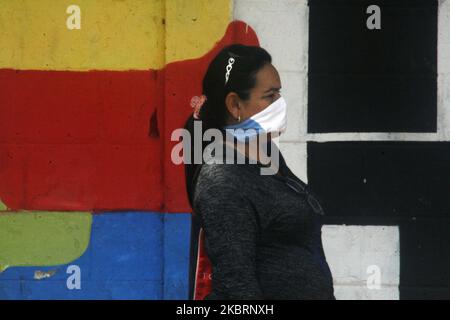 Venezuelans pass through the streets in search of food, at the risk of contagion from Covid-19 in the city of Maracaibo, Venezuela on June 26, 2020. In the last 24 hours, 84 positive cases have been registered, according to official figures, Zulia has 578 positive cases and is the second state with the most infections. The Mayor of the state capital indicated that there are 600 positive rapid tests, and that they only await the results of the molecular tests to confirm the increase in the pandemic. The board of directors of the state College of Physicians has declared that the entity is on 'Re Stock Photo