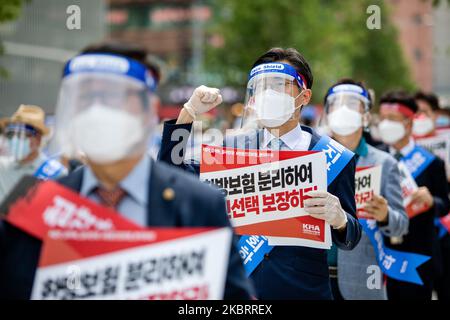 About hundred members of the Korean Medical Association hold a protest against the application of health insurance for Traditional Korean medicine at Hanbit squre in Seoul, South Korea on the June 28, 2020. The government plans to conduct a pilot project to apply health insurance benefits to the aftereffects of cerebrovascular disease, facial nerve paralysis, menstrual pain and will be confirmed at the Health Insurance Policy Review Committee meeting next month. (Photo by Chris Jung/NurPhoto) Stock Photo