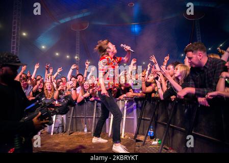 Singer Matt Shultz of American rock band Cage The Elepghan performs live at Reading Festival 2016 in Reading, Berkshire on August 28, 2016. The band currently consists of lead vocalist Matt Shultz, rhythm guitarist Brad Shultz, lead guitarist Nick Bockrath, guitarist and keyboardist Matthan Minster, bassist Daniel Tichenor, and drummer Jared Champion. (Photo by Alberto Pezzali/NurPhoto) Stock Photo