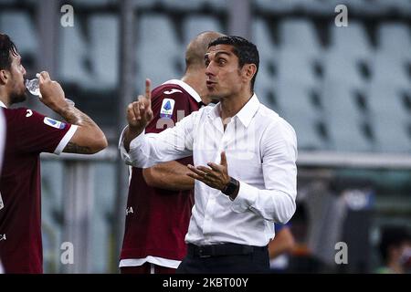 Torino coach Moreno Longo talks with his players during the Serie A football match n.29 TORINO - LAZIO on June 30, 2020 at the Stadio Olimpico Grande Torino in Turin, Piedmont, Italy. Final result: Torino-Lazio 1-2. (Photo by Matteo Bottanelli/NurPhoto) Stock Photo