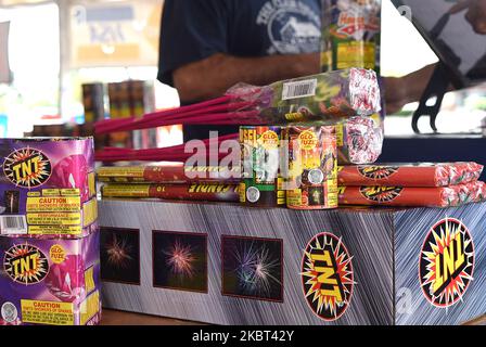 A customer purchases fireworks from a vendor in a temporary tent to celebrate Independence Day on July 4, 2020 in Orlando, Florida. Sales of personal fireworks have increased this year due to the cancellation of as many as 80 percent of the Fourth of July fireworks displays in large cities due to the coronavirus pandemic. (Photo by Paul Hennessy/NurPhoto) Stock Photo