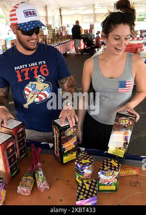 People purchase fireworks from a vendor in a temporary tent to celebrate Independence Day on July 4, 2020 in Orlando, Florida. Sales of personal fireworks have increased this year due to the cancellation of as many as 80 percent of the Fourth of July fireworks displays in large cities due to the coronavirus pandemic. (Photo by Paul Hennessy/NurPhoto) Stock Photo