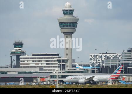 American Airlines Boeing 787 Dreamliner as seen at Amsterdam Schiphol Airport AMS EHAM in the Netherlands, on July 2, 2020 in front of the control tower and airport terminal while passengers are boarding to travel to the US. (Photo by Nicolas Economou/NurPhoto) Stock Photo