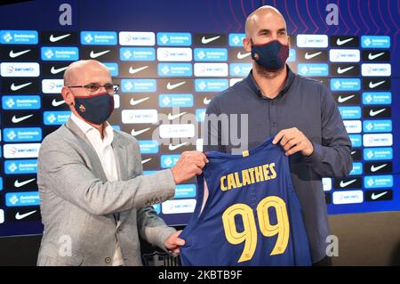 Joan Blade (L) and Nick Calathes during his presentation as new player of the FC Barcelona basketball team, on 10th July 2020, in Barcelona, Spain. (Photo by Noelia Deniz/Urbanandsport /NurPhoto) Stock Photo