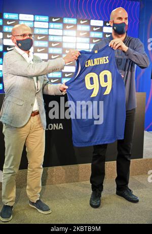 Joan Blade (L) and Nick Calathes during his presentation as new player of the FC Barcelona basketball team, on 10th July 2020, in Barcelona, Spain. (Photo by Noelia Deniz/Urbanandsport /NurPhoto) Stock Photo