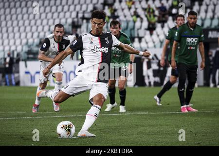 Juventus forward Cristiano Ronaldo (7) scores his goal from a penalty ...