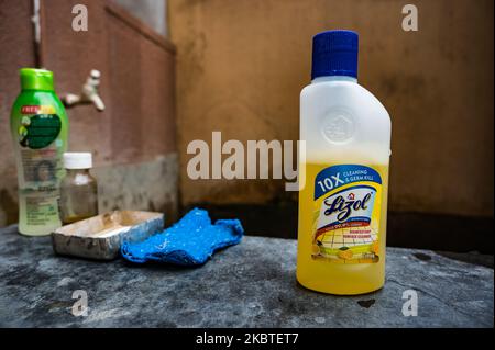 Spray désinfectant lysol Banque de photographies et d'images à haute  résolution - Alamy