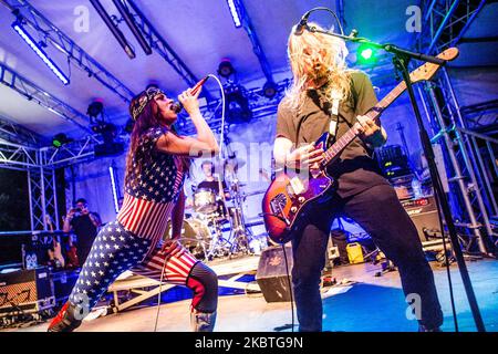 Juliette Lewis (L) and Kemble Walters (R) of Juliette and the Licks performs live at Circolo Magnolia in Milano, Italy, on June 06 2016 (Photo by Mairo Cinquetti/NurPhoto) Stock Photo