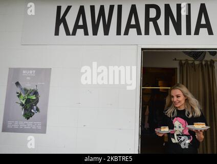 A waitress carries traditional 'Kremowka' - a Polish type of cream pie in Forum designu Cafe. The National Museum in Krakow opened today ArtSfera NMK, a new open-air space in the garden of the former 'Cracovia' Hotel. On July 17, 2020, in Krakow, Poland. (Photo by Artur Widak/NurPhoto) Stock Photo