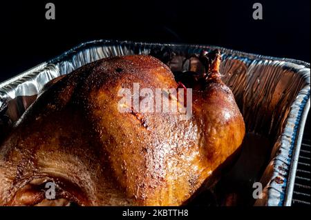 https://l450v.alamy.com/450v/2kbtth8/pop-up-thermometer-timer-in-a-smoked-turkey-2kbtth8.jpg