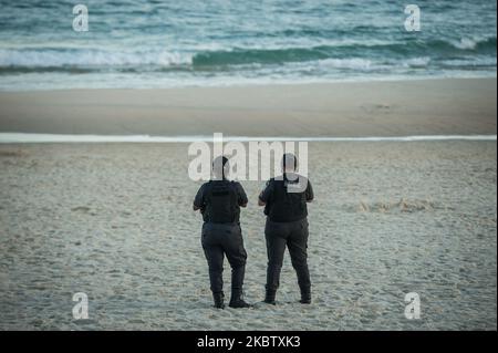 Police officers are seen inspecting the ipanema beach located in the south of the city of Rio de Janeiro, Brazil, on July 19, 2020. Local authorities start the 4th (fourth) of the 6 stages of the easing of social isolation (quarantine) or that allows some collective sports on the beach sand, except on weekends. Rio de Janeiro surpassed the mark of 11,000 deaths caused by coronavirus (COVID-19) and more than 135,000 confirmed cases by the disease. (Photo by Allan Carvalho/NurPhoto) Stock Photo