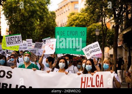 MIR hold a banner, during the second MIR Madrilenian protest, in which you can read ''9 out of 10 media recommend accepting the agreement.'' They have been on strike for 1 week. On July 20, 2020 in Madrid, Spain. (Photo by Jon Imanol Reino/NurPhoto) Stock Photo