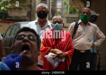 People wait for a medical check-up in Mumbai, India on July 22, 2020. India has become the third country after the United States and Brazil, to cross 01 million COVID-19 cases. (Photo by Himanshu Bhatt/NurPhoto) Stock Photo