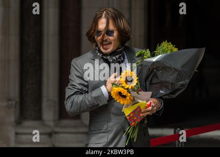 Johnny Depp arrives at the Royal Courts of Justice on day thirteen of the hearing on the libel case against The Sun newspaper on 23 July, 2020 in London, England. Amber Heard is due to conclude her evidence today as a witness for The Sun’s publisher, News Group Newspapers, as Johnny Depp is suing the newspaper over a 2018 article in which he was accused of being violent towards her during their mariage. (Photo by WIktor Szymanowicz/NurPhoto) Stock Photo