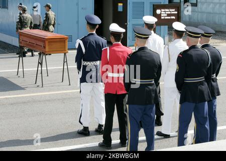 Sep 30, 2009-Paju, South Korea-United Nations Command honour guards carry a coffin containing the remains of a North Korean soldier during a repatriation ceremony at the truce village of Panmunjom, about 55 km (34 miles) north of Seoul, September 30, 2009. The North Korean soldier was found dead in the Hantan river near the south of the Military Demarcation Line on July 20, 2009. The handover was supervised by United Nations officials who have been monitoring the truce since the 1950-53 Korean War. (Photo by Seung-il Ryu/NurPhoto) Stock Photo