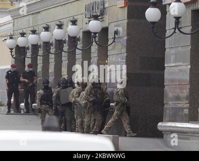 Members of special forces prepare to detain a man who threatens to detonate a bomb at a bank office in center of Kyiv, Ukraine, on 03 August, 2020. As local media rported, an unidentified man has taken one hostage and was threatened to blow up a bomb at the 'Universal Bank' office in center of Ukrainian capital. Members of the Security Service of Ukraine detained a man, identified as Uzbekistan citizen, as local media reported. (Photo by STR/NurPhoto) Stock Photo