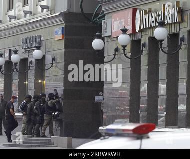 Members of special forces prepare to detain a man who threatens to detonate a bomb at a bank office in center of Kyiv, Ukraine, on 03 August, 2020. As local media rported, an unidentified man has taken one hostage and was threatened to blow up a bomb at the 'Universal Bank' office in center of Ukrainian capital. Members of the Security Service of Ukraine detained a man, identified as Uzbekistan citizen, as local media reported. (Photo by STR/NurPhoto) Stock Photo