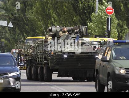 Members of special forces are seen on an armored personnel carrier during the operation in center of Kyiv, Ukraine, on 03 August, 2020. As local media rported, an unidentified man has taken one hostage and was threatened to blow up a bomb at the 'Universal Bank' office in center of Ukrainian capital. Members of the Security Service of Ukraine detained a man, identified as Uzbekistan citizen, as local media reported. (Photo by STR/NurPhoto) Stock Photo