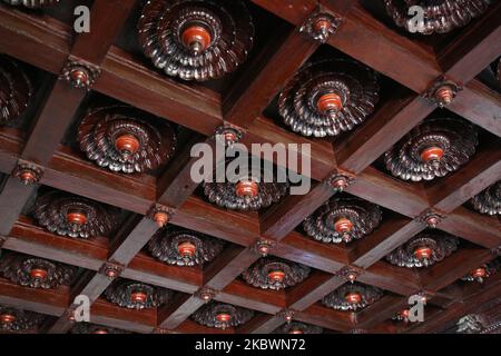 Detail of the wooden carved flowers adorning the ceiling in the Padmanabhapuram Royal Palace in Padmanabhapuram, Tamil Nadu, India on February 11, 2020. Padmanabhapuram Palace (also known as Kalkulam Palace) is the former capital city of the former Hindu kingdom of Travancore was constructed around 1601 CE by Iravi Varma Kulasekhara Perumal. The founder of modern Travancore, King Anizham Thirunal Marthanda Varma (1706-1758) who ruled Travancore from 1729 to 1758, rebuilt the palace in around 1750. (Photo by Creative Touch Imaging Ltd./NurPhoto) Stock Photo