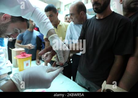 Palestinians donate bloods, in Gaza, Palestine, on August 5, 2020 during a public blood donation campaign for the lebanese community following the explosion at Beirut port. (Photo by Majdi Fathi/NurPhoto) Stock Photo