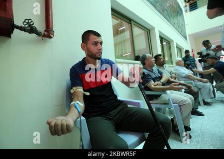 Palestinians donate bloods, in Gaza, Palestine, on August 5, 2020 during a public blood donation campaign for the lebanese community following the explosion at Beirut port. (Photo by Majdi Fathi/NurPhoto) Stock Photo