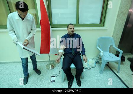 Palestinians donate bloods, in Gaza, Palestine, on August 5, 2020 during a public blood donation campaign for the lebanese community following the explosion at Beirut port. (Photo by Majdi Fathi/NurPhoto) Stock Photo