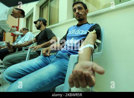 Palestinians donate bloods, in Gaza, Palestine, on August 5, 2020 during a public blood donation campaign for the lebanese community following the explosion at Beirut port. (Photo by Majdi Fathi/NurPhoto) Stock Photo