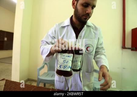 Palestinians donate bloods, in Gaza, Palestine, on August 5, 2020 during a public blood donation campaign for the lebanese community following the explosion at Beirut port. (Photo by Majdi Fathi/NurPhoto) Stock Photo