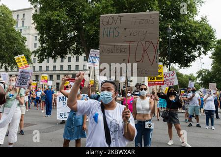 NHS staff demonstrate outside Downing Street during a protest march from St James's Park to Parliament Square through central London to demand 15% pay rise for NHS workers on 08 August, 2020 in London, England. Protesters demonstrate against not being included in the government's pay deal for 900,000 public sector workers amid the sacrifices and hardship experienced during the coronavirus pandemic. (Photo by WIktor Szymanowicz/NurPhoto) Stock Photo