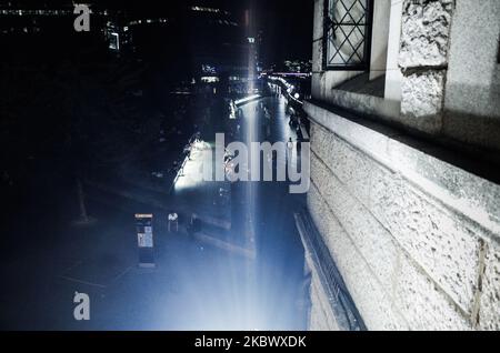 People walk along a footpath beside the River Thames, viewed from Tower Bridge, late at night in London, England, on August 7, 2020. (Photo by David Cliff/NurPhoto) Stock Photo