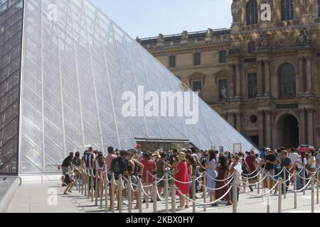 Tourists waiting on line a front the Louvre Museum during the first Summer hot day in Paris, France, on August 10, 2020. (Photo by Mehdi Taamallah/NurPhoto) Stock Photo