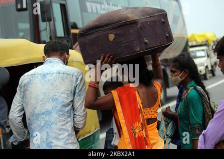 Migrants seen returning to New Delhi as lockdown restrictions ease further under Unlock 3 guidelines, at Mahatma Gandhi Marg near ISBT Kashmiri Gate on August 11, 2020 in New Delhi, India. (Photo by Mayank Makhija/NurPhoto) Stock Photo