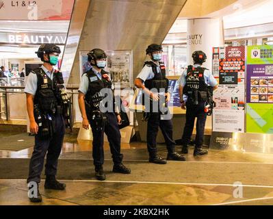 Police on standby after cordoning off Langham Place Mall during attempted street protests, Mongkok, Hong Kong, China, on 11th August 2020. (Photo by Tommy Walker/NurPhoto) Stock Photo