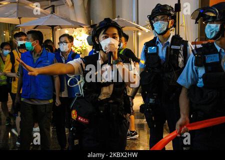 A police officer addressing the press after cordoning off Langham Place Mall during attempted street protests, Mongkok, Hong Kong, China, on 11th August 2020. (Photo by Tommy Walker/NurPhoto) Stock Photo